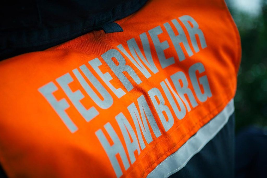 reflektierende Aufschrift "Feuerwehr Hamburg" auf der Schulter einer Einsatzjacke eines Feuerwehrmannes